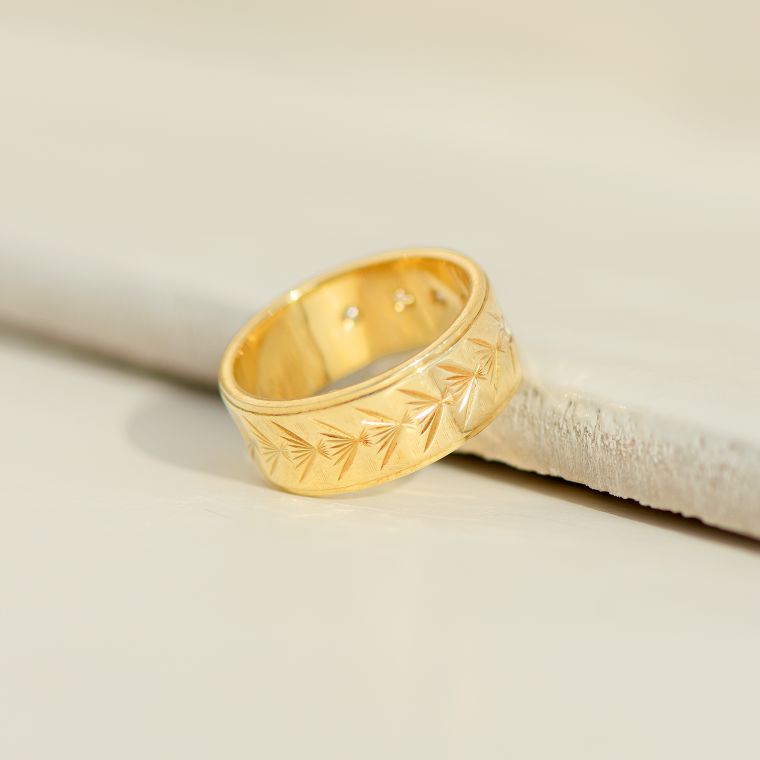 Vintage Bandring aus 14 Karat Gelbgold mit Diamanten – handgraviert & zeitlos elegant