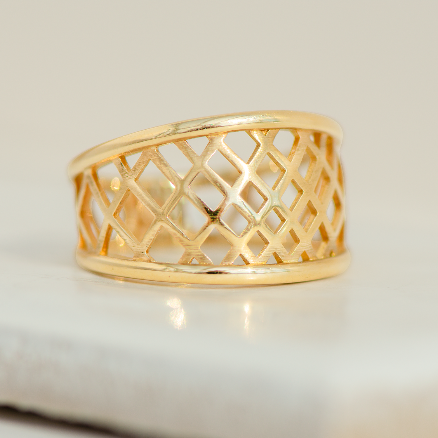 Vintage Ring mit durchbrochener Schiene aus 750er Gelbgold