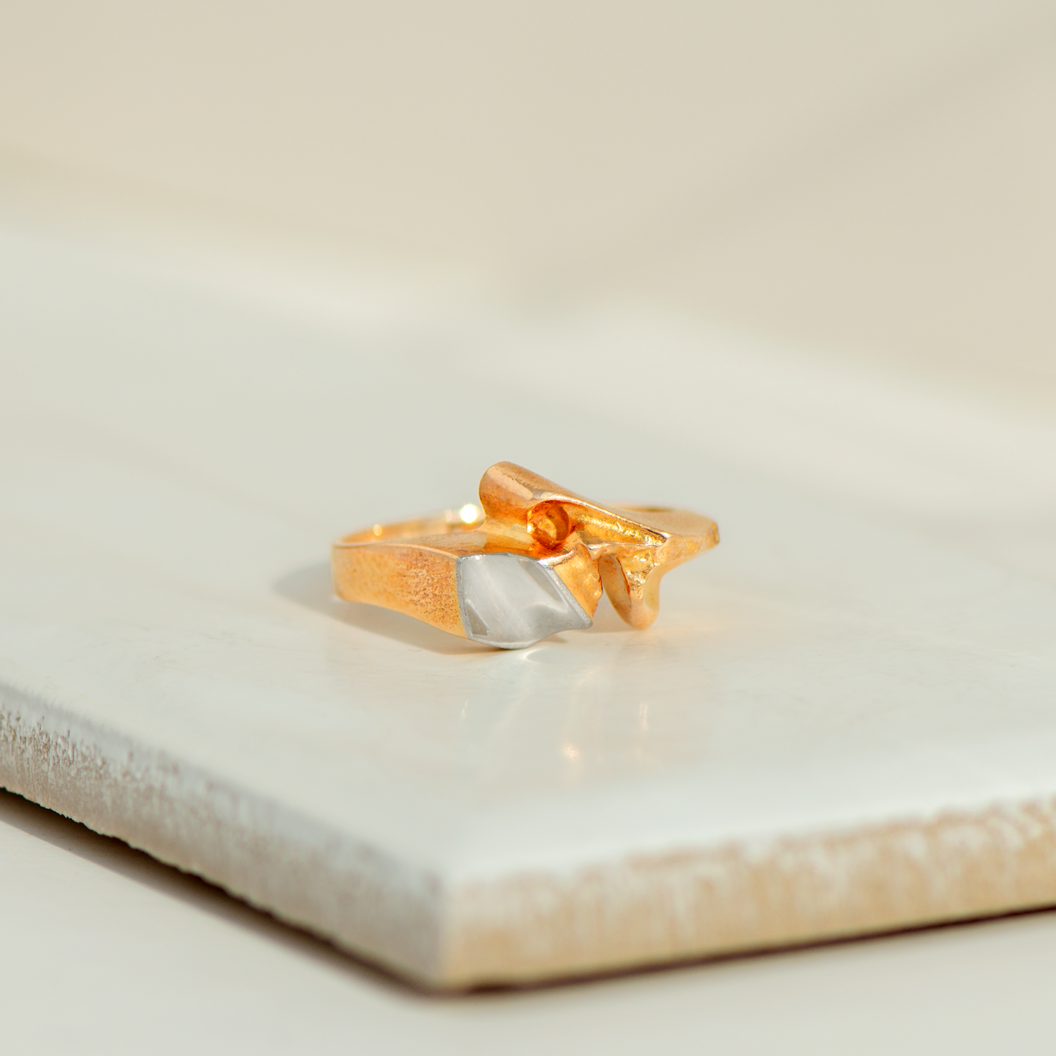 Vintage Lapponia Ring aus 14 Karat Gelbgold & Platin – skulpturales Design von Björn Weckström, ca. 1970er