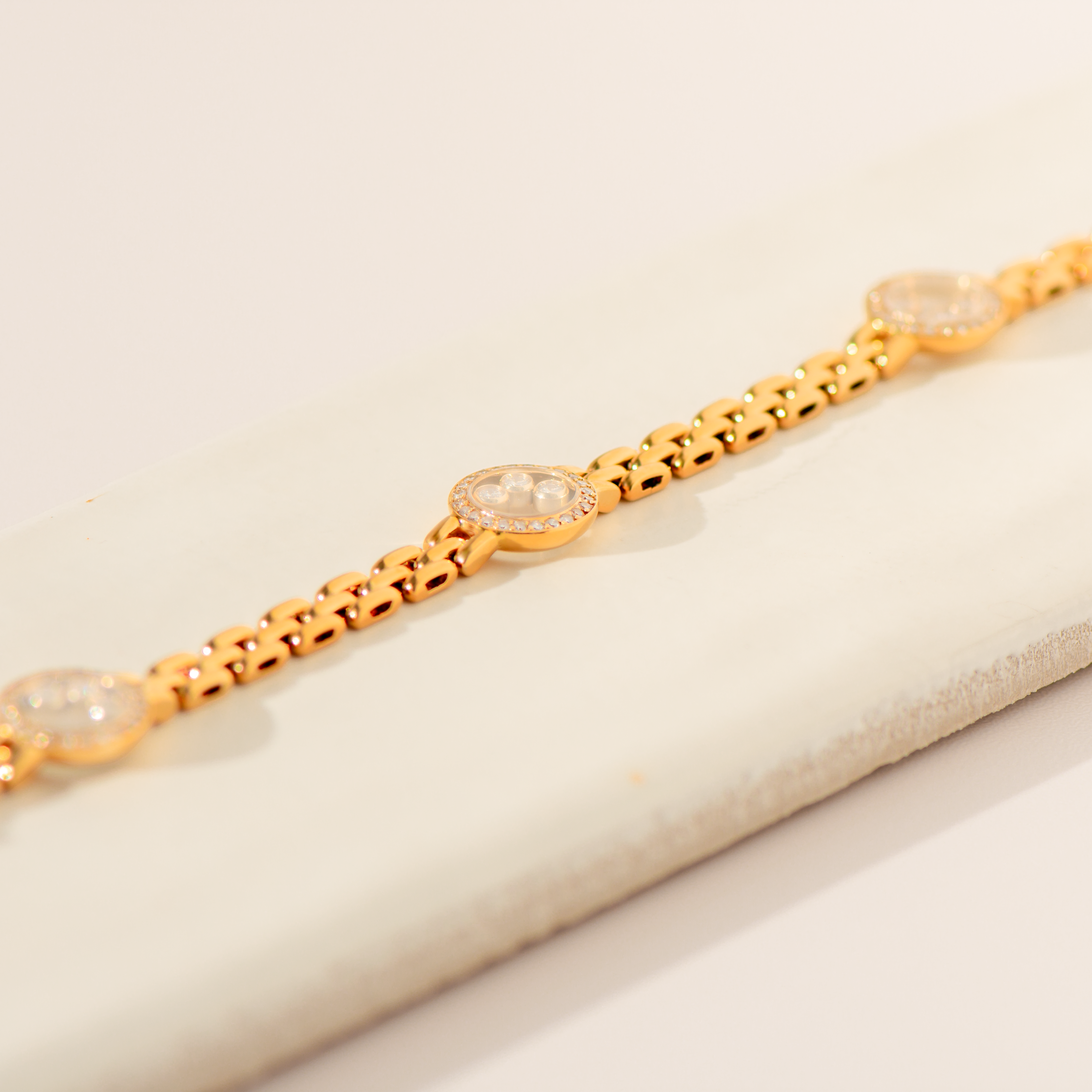 Chopard „Happy Diamonds“ Armband aus 18 Karat Gelbgold | 96 Diamanten & 12 lose Brillanten | Dreireihiges Gliederarmband | 18cm