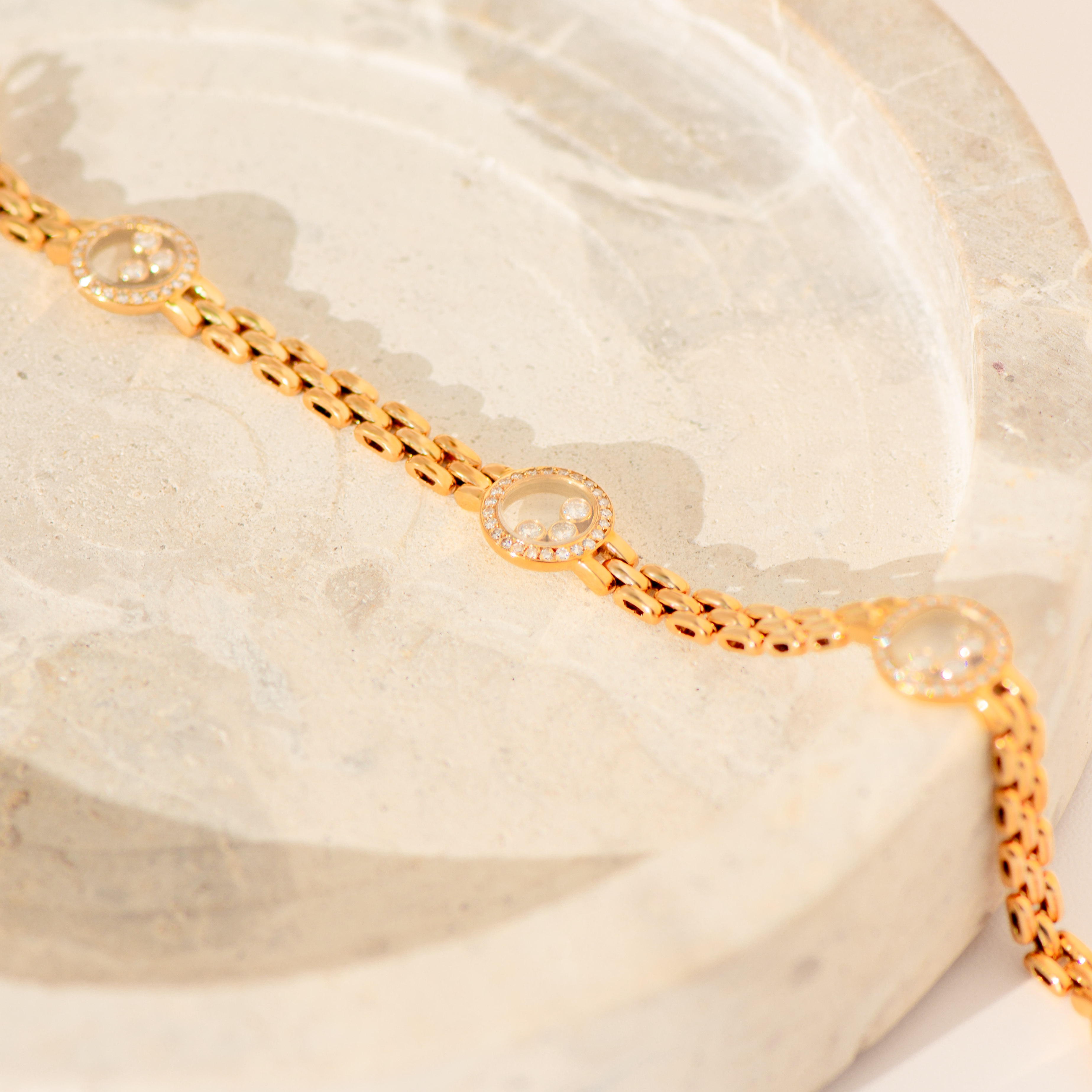 Chopard „Happy Diamonds“ Armband aus 18 Karat Gelbgold | 96 Diamanten & 12 lose Brillanten | Dreireihiges Gliederarmband | 18cm