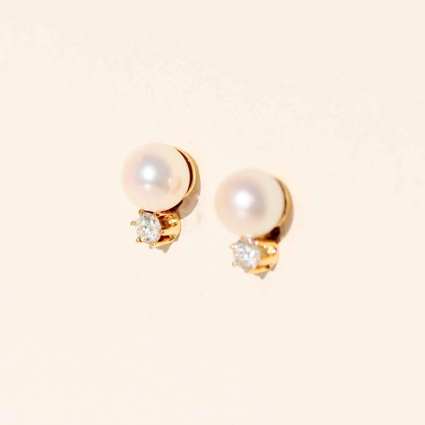 Perlen-Diamant-Ohrstecker aus 14 Karat Gelbgold – zeitlose Eleganz