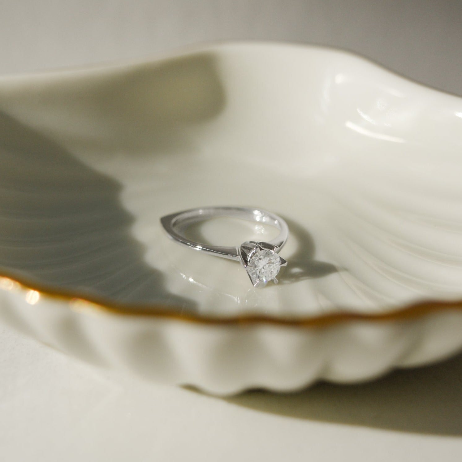 750er Gold Solitärring mit Brillant – Unübertroffene Klarheit - Honey Jewelry