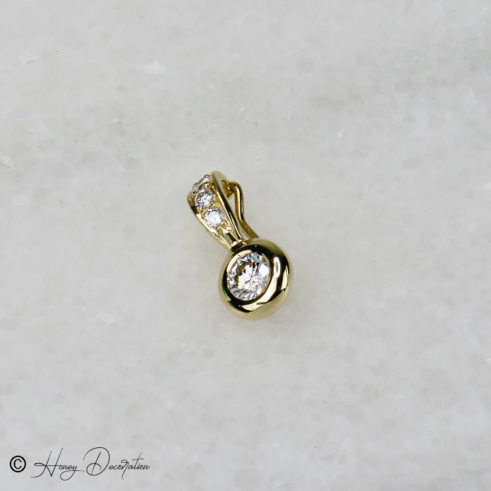 750er Goldanhänger gekrönt mit einem Brillanten - Honey Jewelry