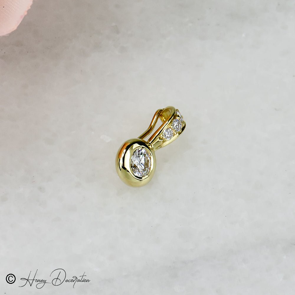 750er Goldanhänger gekrönt mit einem Brillanten - Honey Jewelry