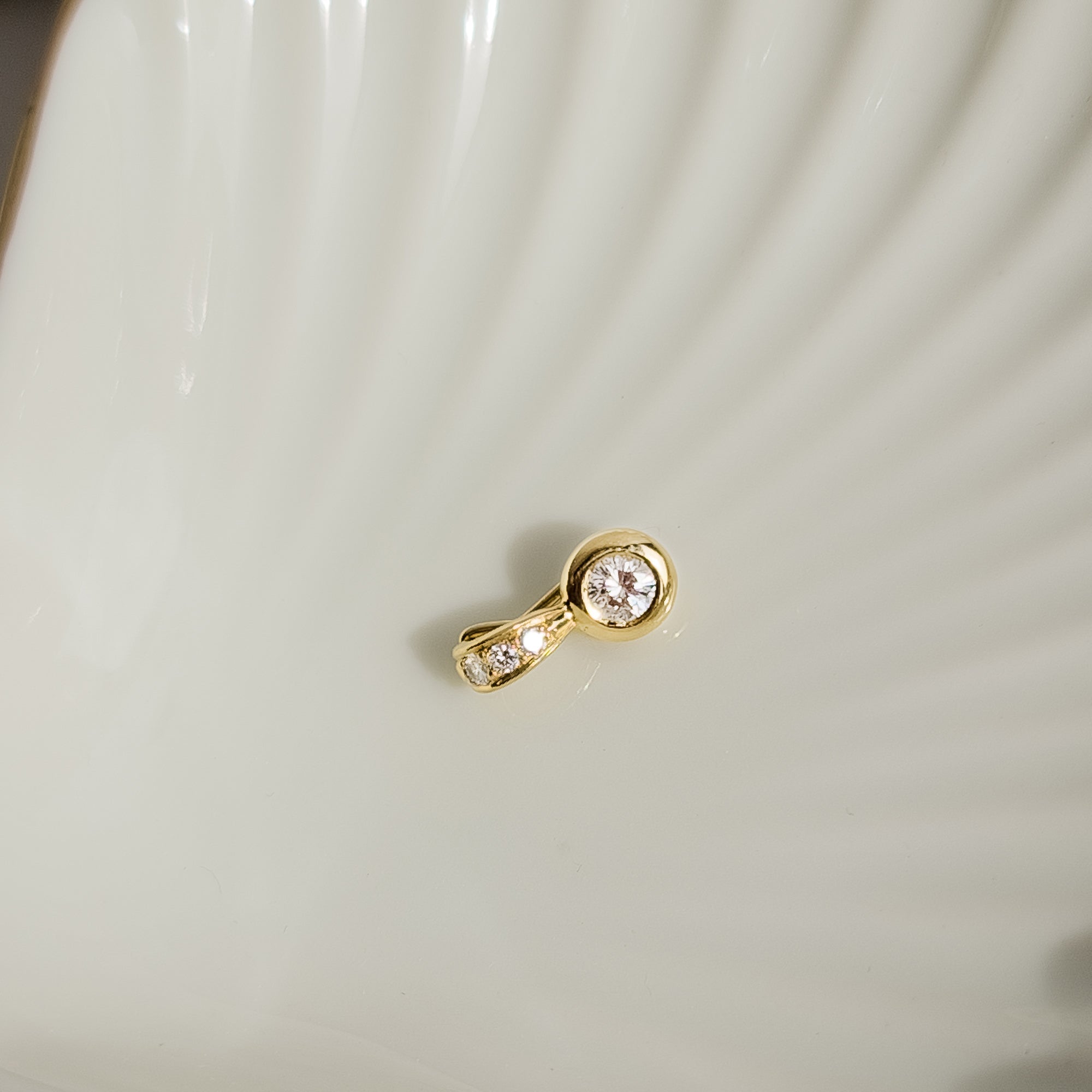 750er Goldanhänger gekrönt mit einem Brillanten - Honey Jewelry