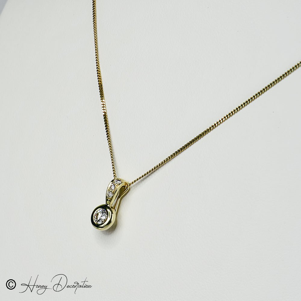 750er Goldanhänger gekrönt mit einem Brillanten - Honey Jewelry