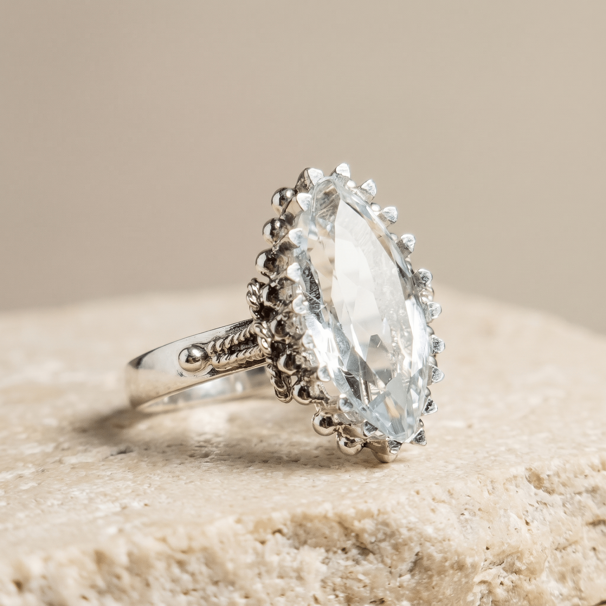 Antiker Goldring mit Aquamarin – Klar wie Ozeanwasser - Honey Jewelry