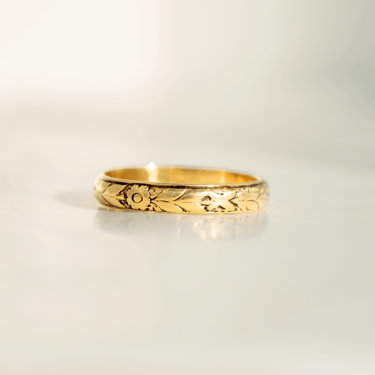 Antiker Jugendstil - Ring aus 14 Karat Gelbgold mit floraler Gravur – zarte Handarbeit um 1900 - Honey Jewelry