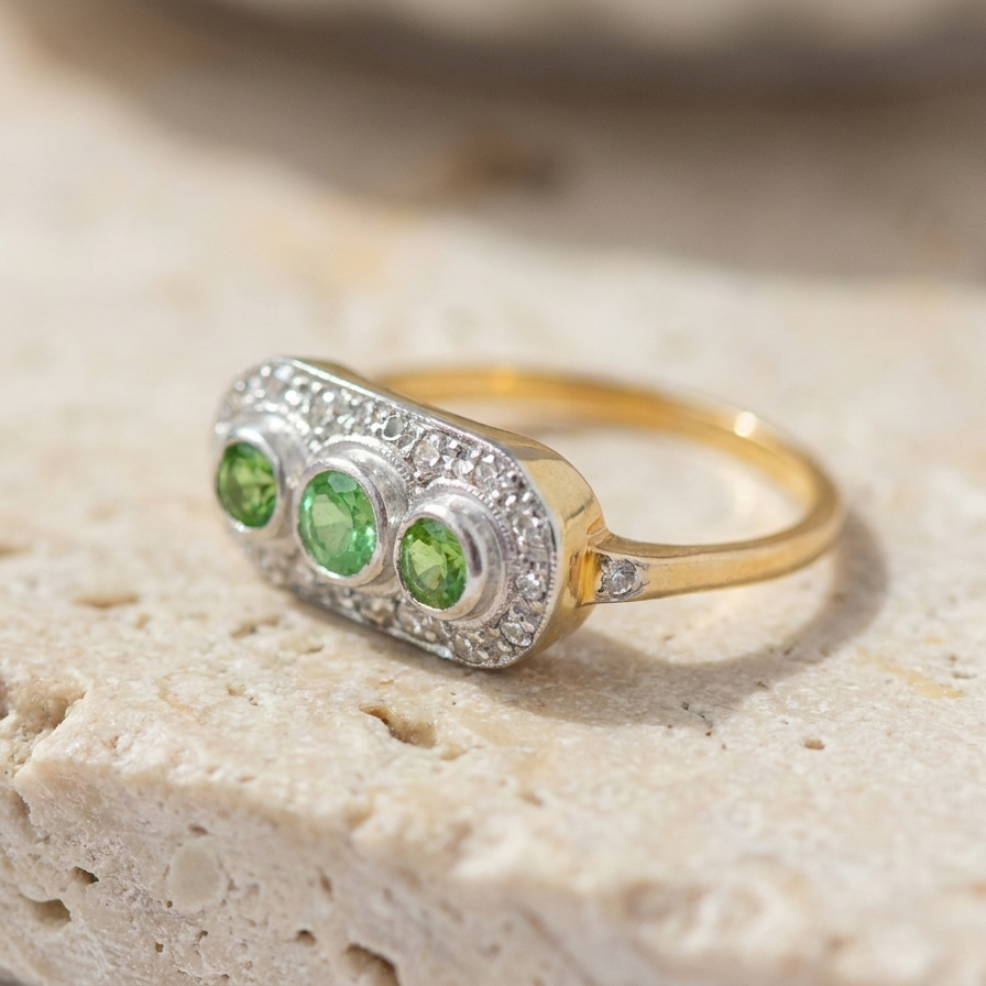 Antiker Ring mit grünen Granaten