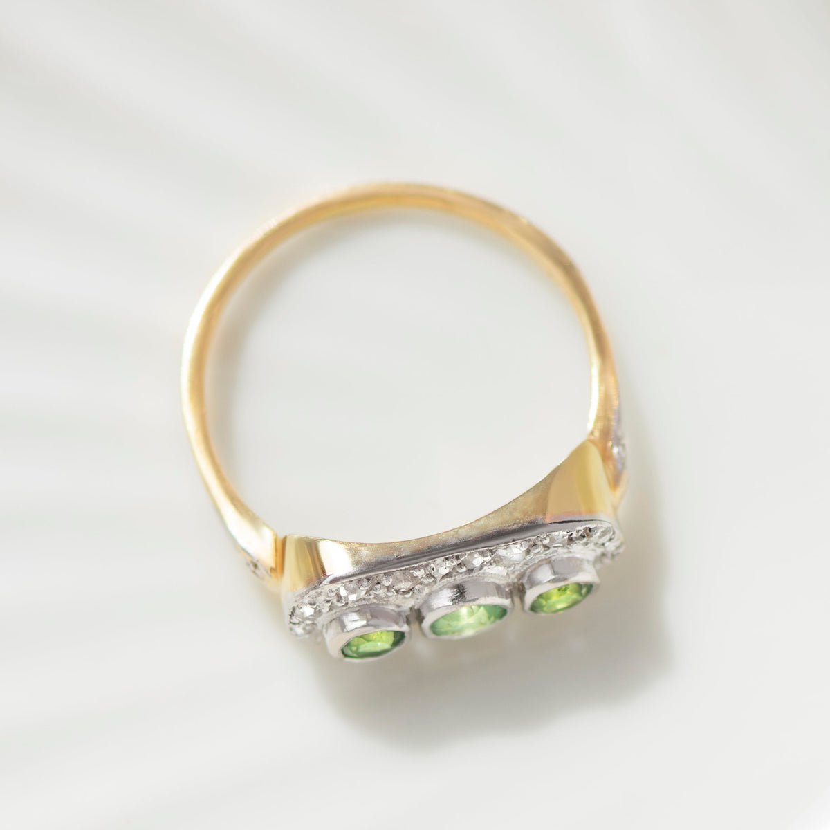 Antiker Ring mit grünen Granaten