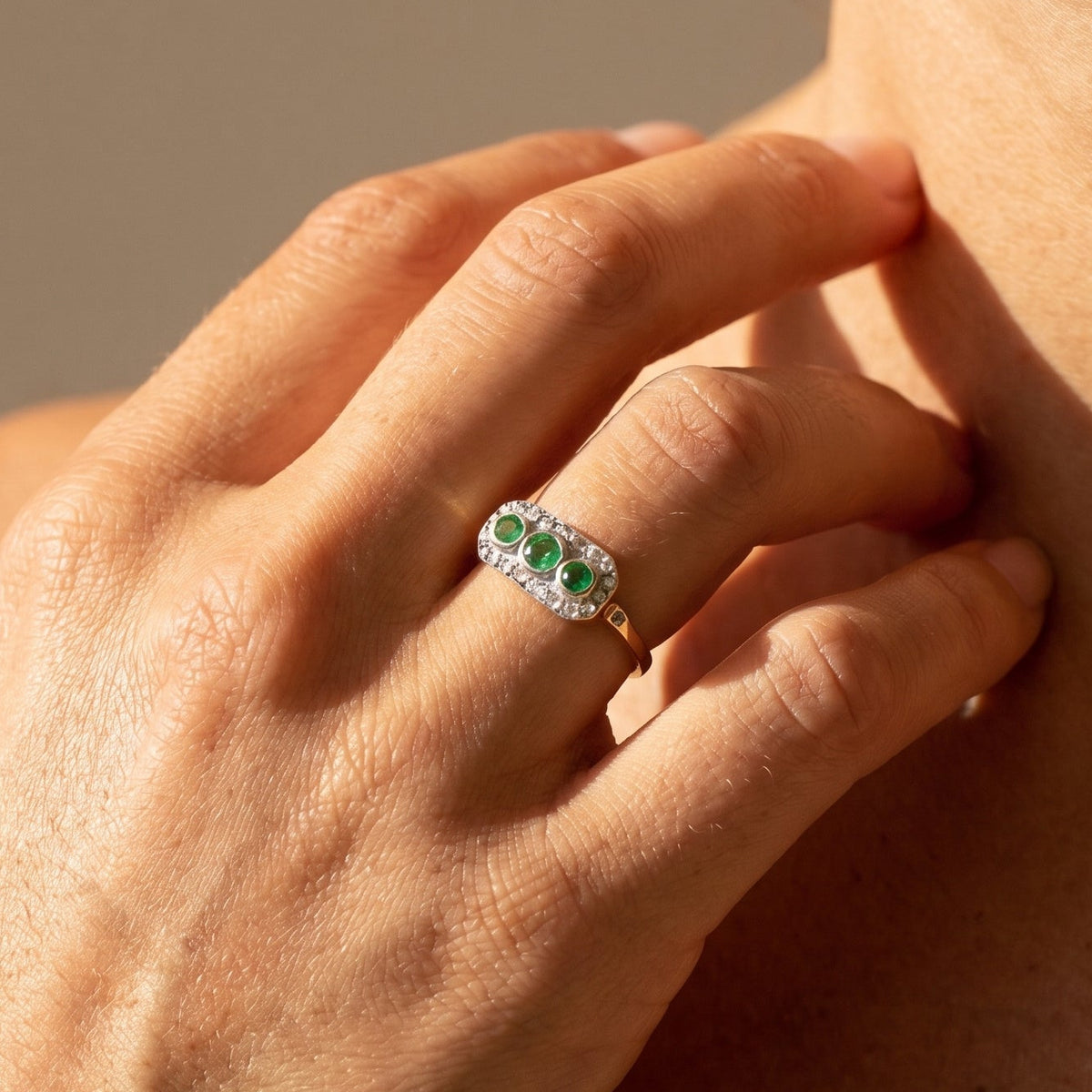 Antiker Ring mit grünen Granaten