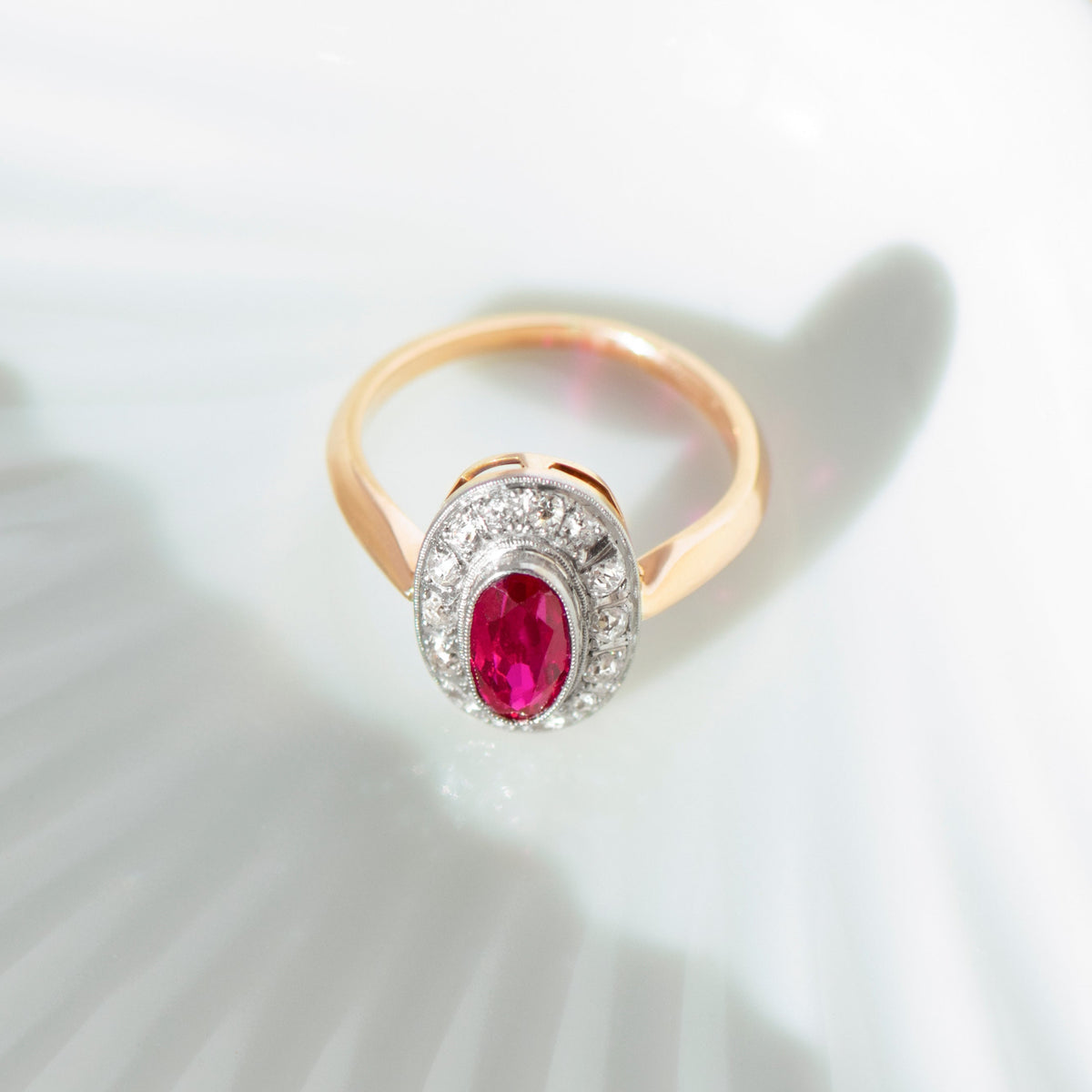 Antiker Rubin-Entourage-Ring mit Altschliffdiamanten