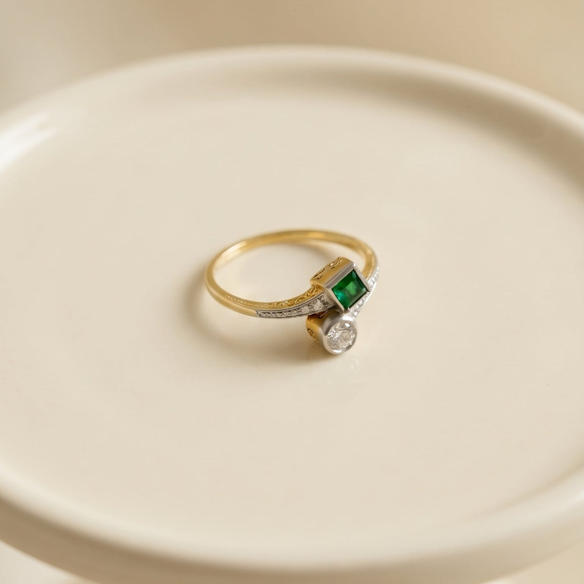 Antiker Toi et Moi Ring mit Smaragd und Diamant - Honey Jewelry