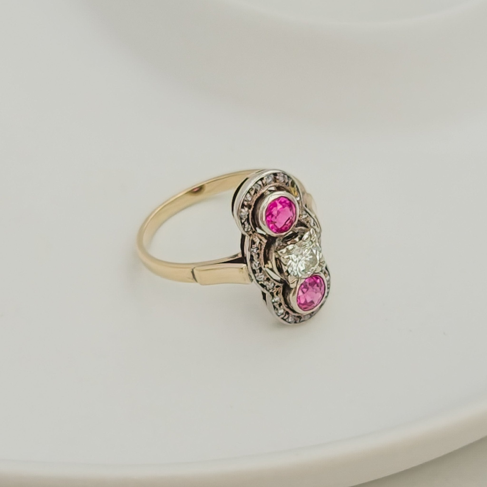 Antiker Triologie - Ring mit Diamant & Rubinen - Honey Jewelry