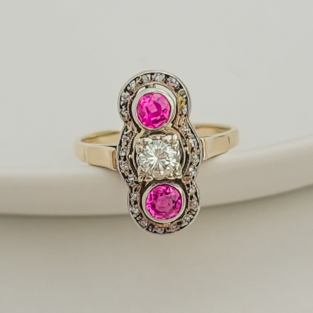 Antiker Triologie - Ring mit Diamant & Rubinen - Honey Jewelry