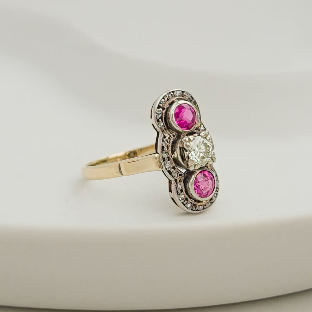Antiker Triologie - Ring mit Diamant & Rubinen - Honey Jewelry