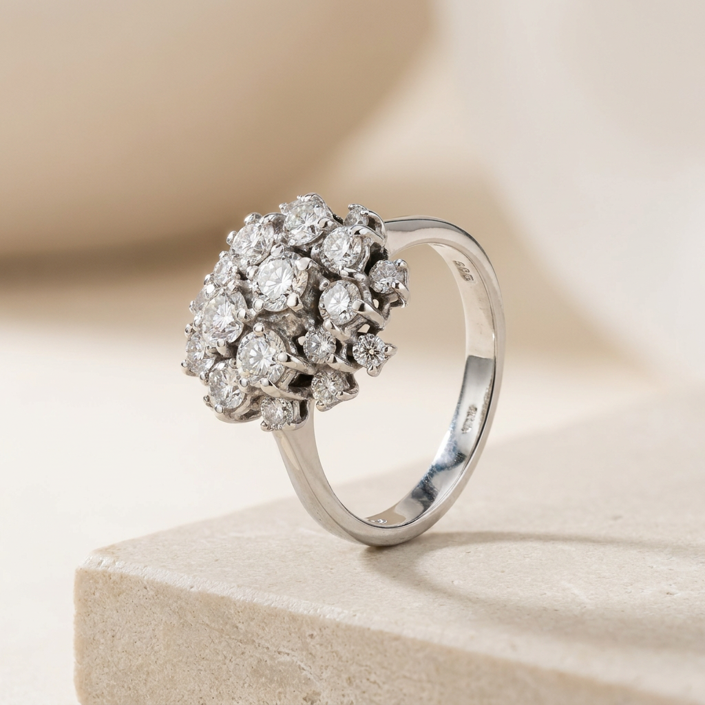 Fantastic white gold ring with brilliant