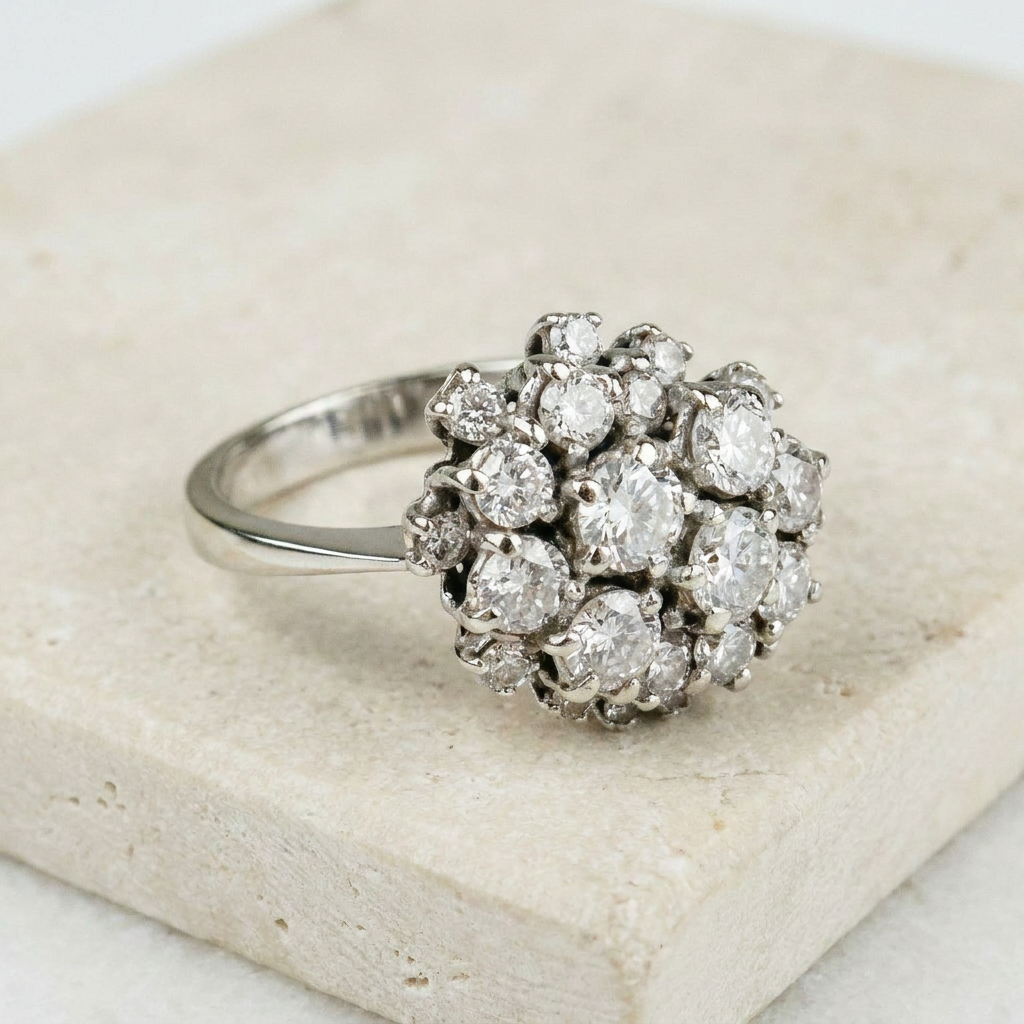 Fantastic white gold ring with brilliant