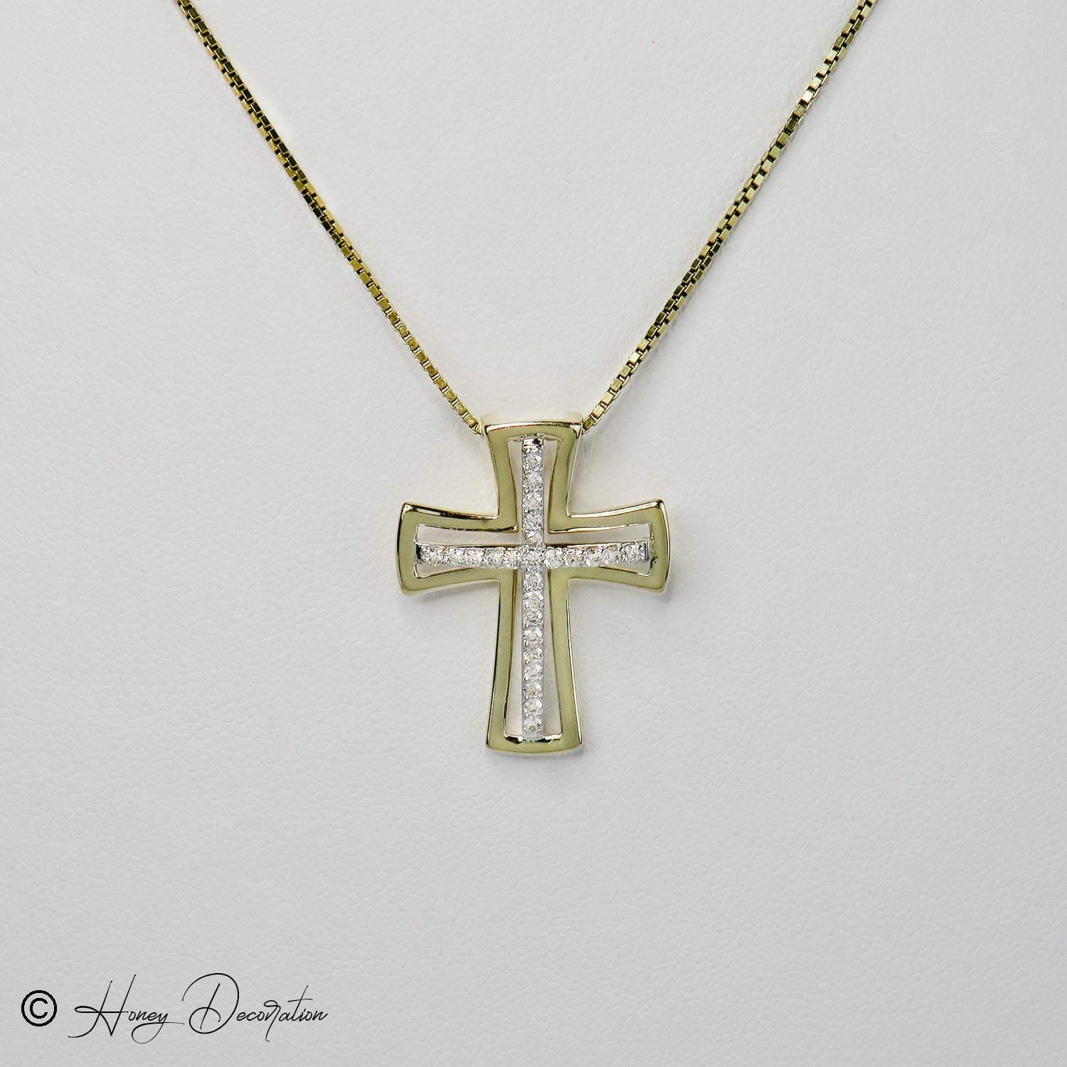 Edler Kreuz Anhänger aus 14Karat Gold mit Diamantbesatz - Honey Jewelry