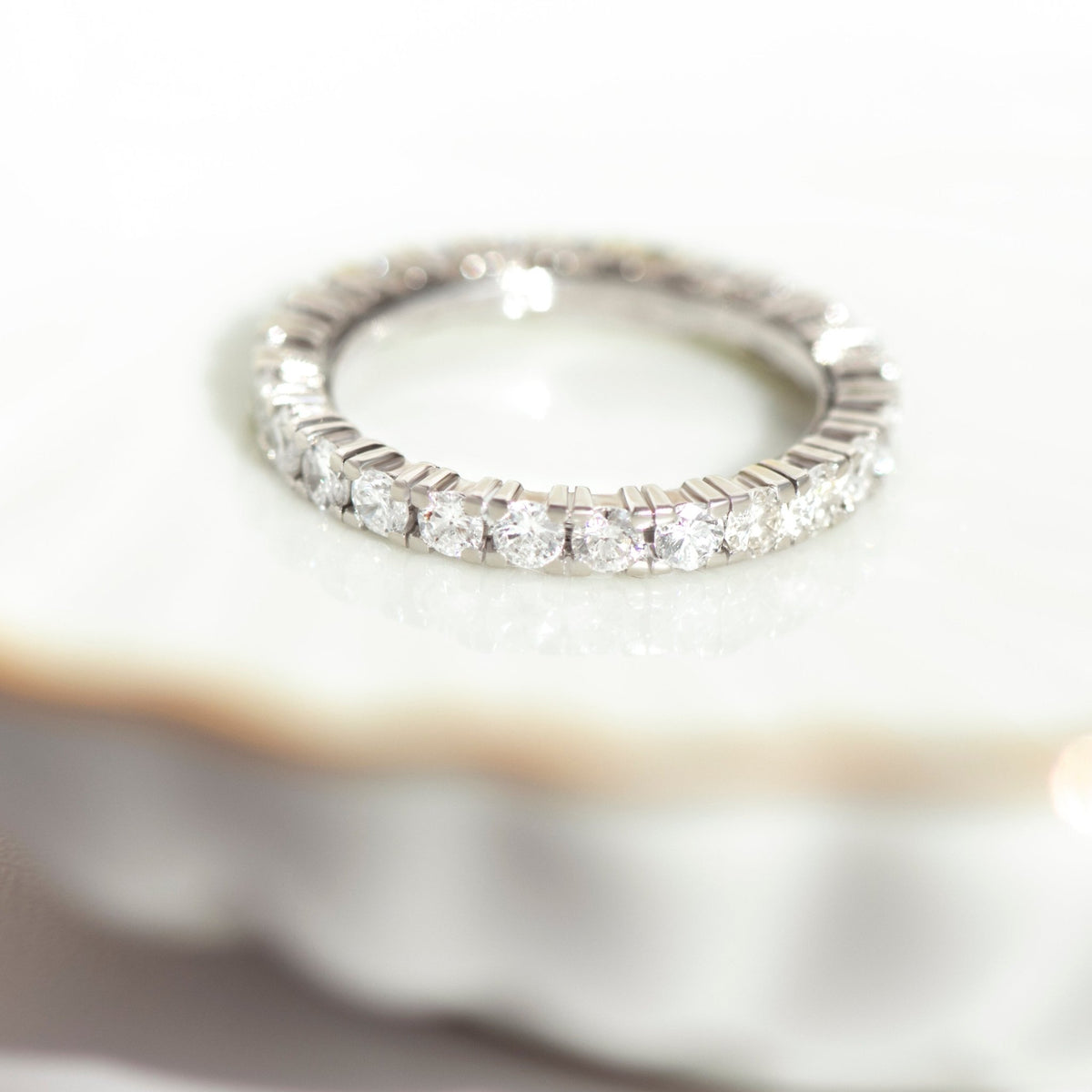 Eternity Ring aus Weißgold mit Brillanten - Honey Jewelry