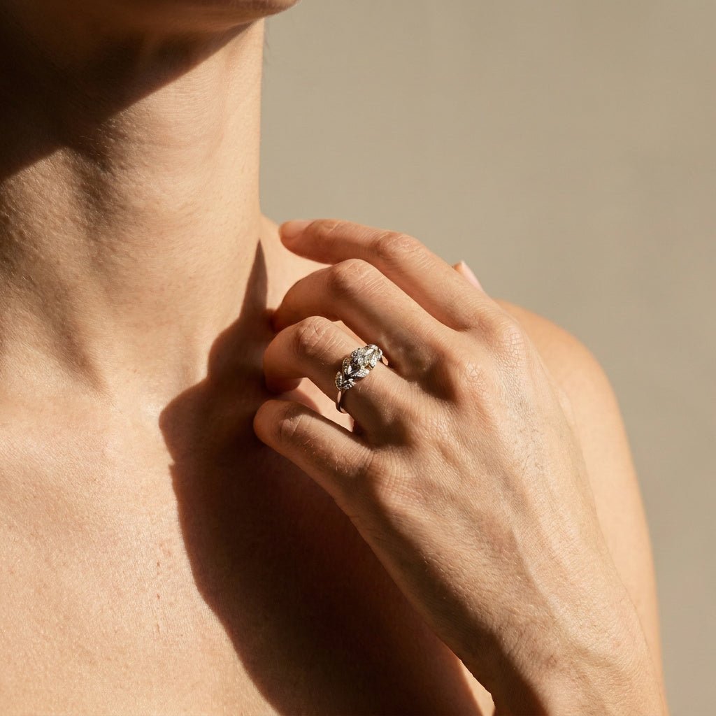 Exquisiter Vintage-Weißgoldring mit Brillanten - Honey Jewelry