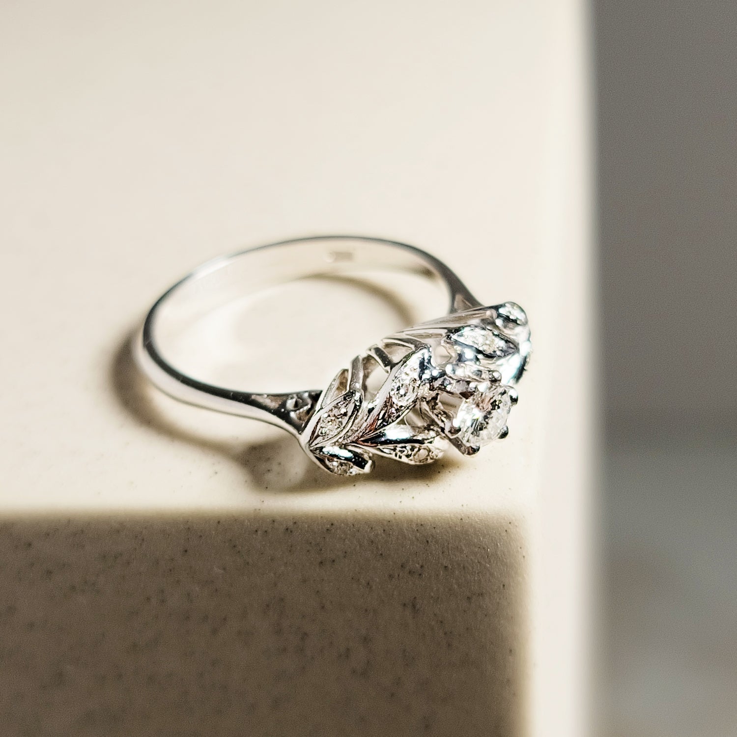 Exquisiter Vintage - Weißgoldring mit Brillanten - Honey Jewelry