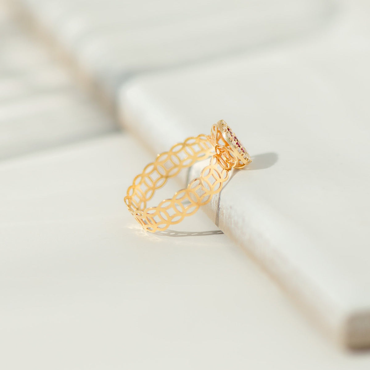 Filigraner Ring aus 18K Gelbgold mit Rubinen & Diamanten – kunstvoll & königlich - Honey Jewelry