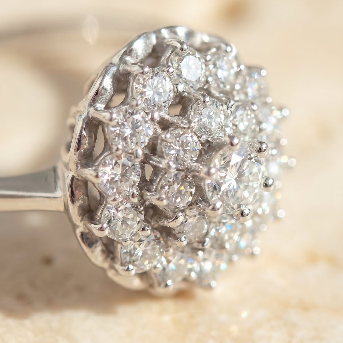 Floraler Cocktailring aus Weißgold mit Diamanten - Honey Jewelry