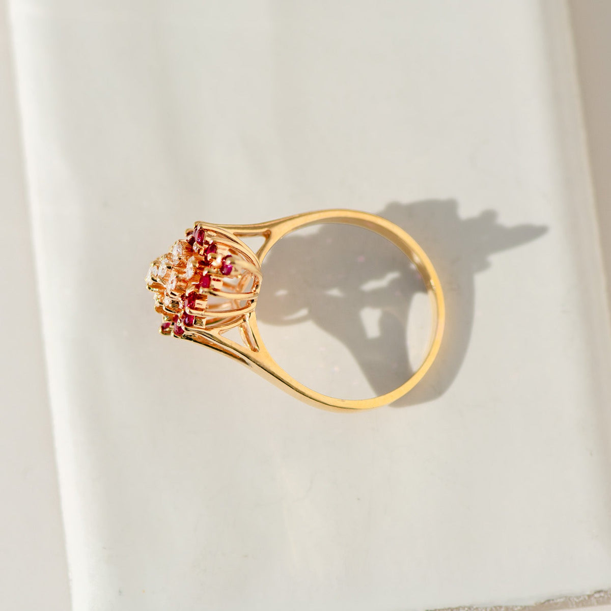 Funkelnder Cocktailring mit Rubinen & Diamanten | 14K Vintage Gold - Honey Jewelry