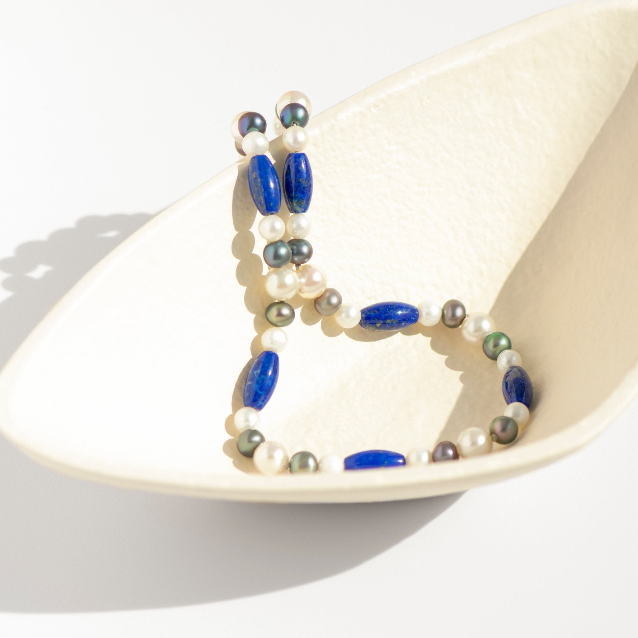 Fußkettchen aus Süßwasserperlen & Lapis – blau - weiß, mit Vintage - Perlen neu geknüpft - Honey Jewelry