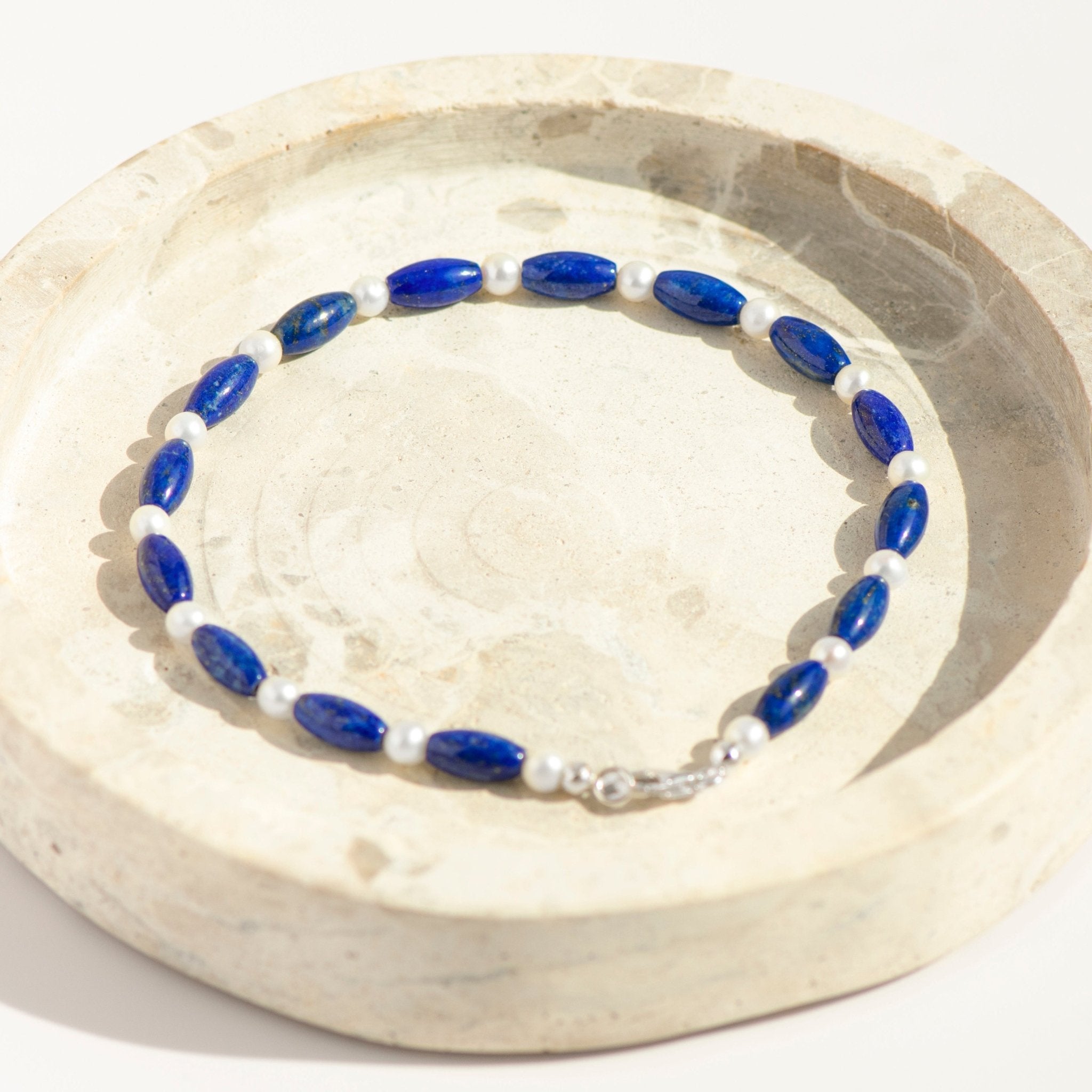 Fußkettchen aus Süßwasserperlen & Lapis – blau - weiß, fein kombiniert, neu geknüpft - Honey Jewelry