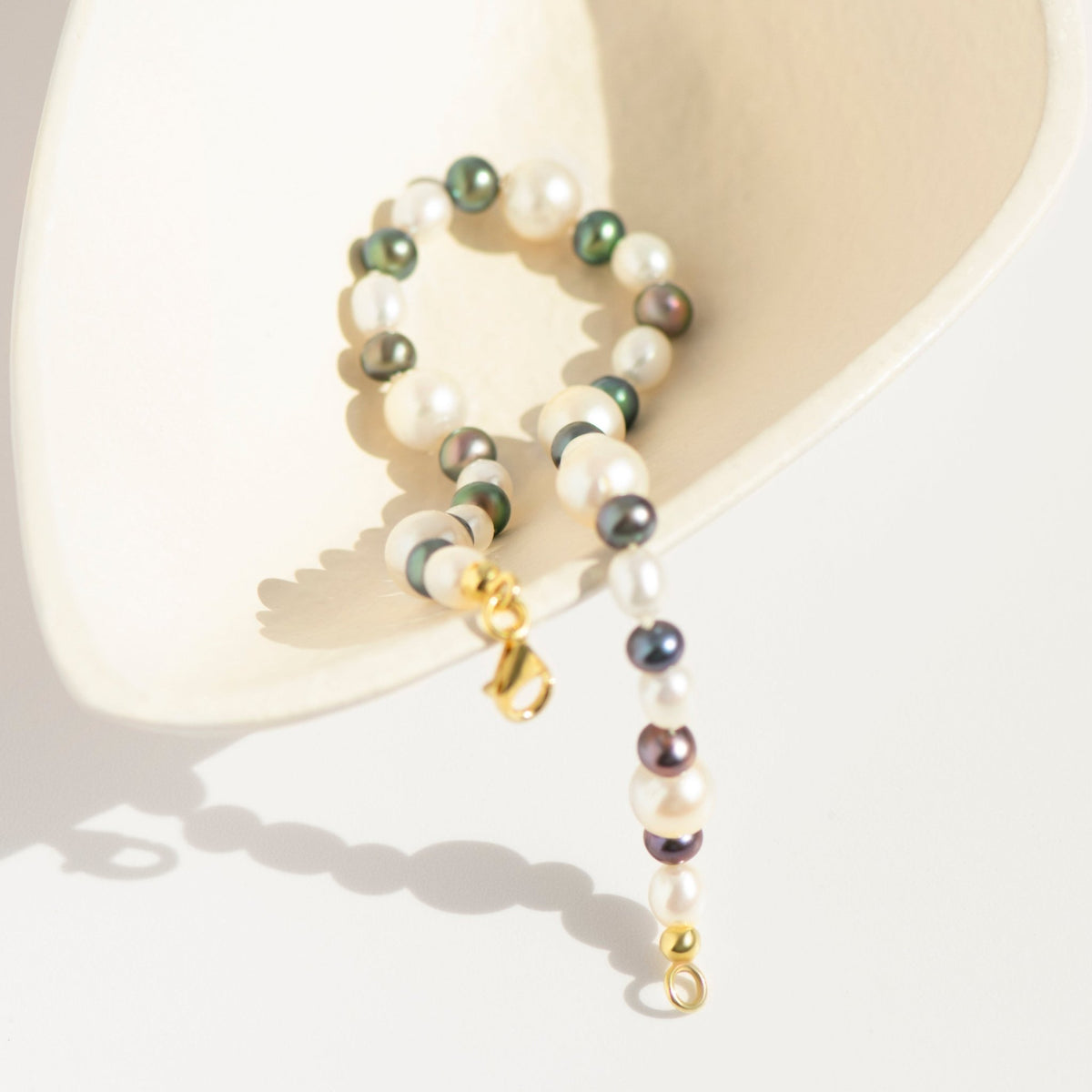 Fußkettchen aus Süßwasserperlen – creme & anthrazit, gemischte Größen, 26 cm - Honey Jewelry