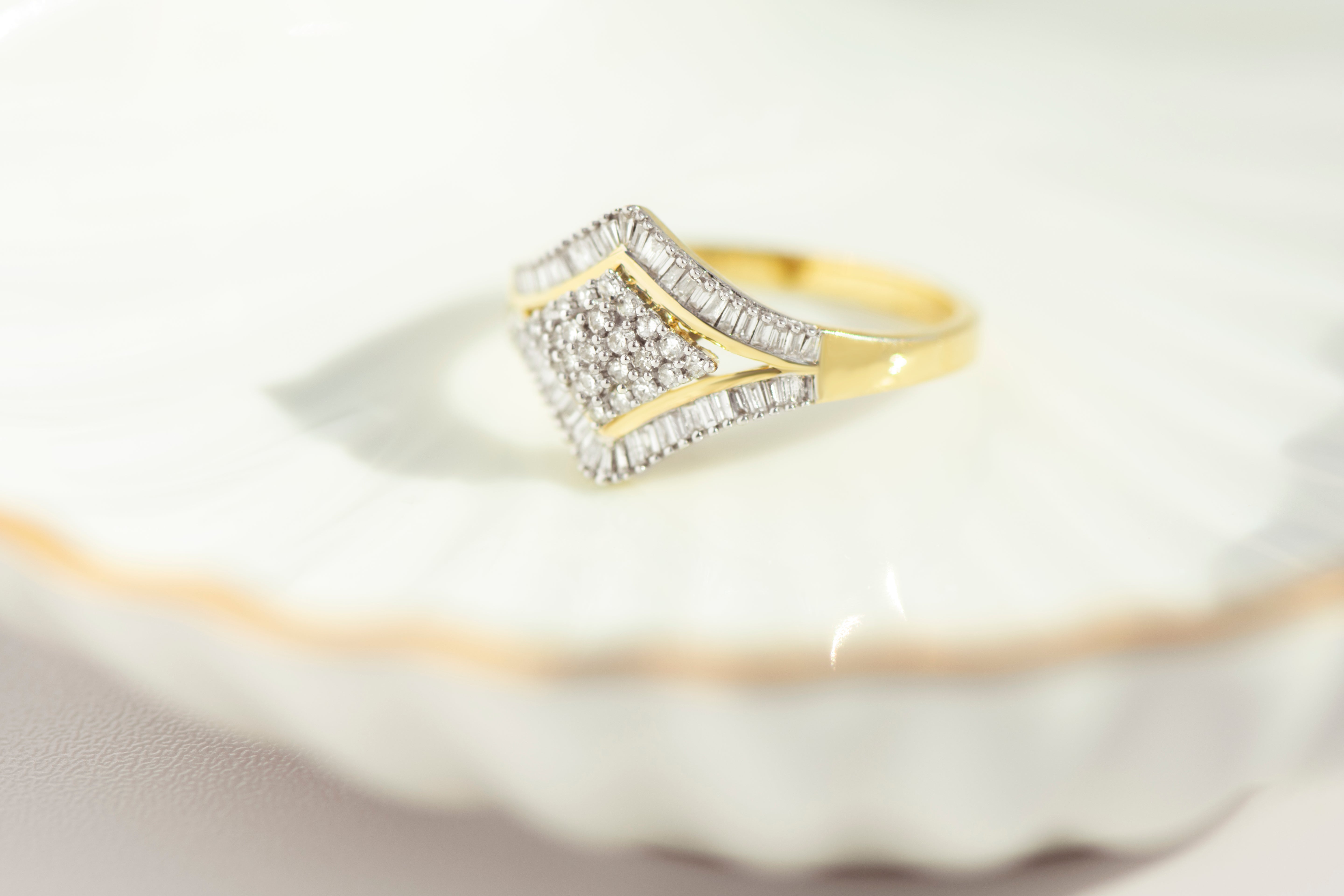 Geometrischer Diamantring aus 585er Gelbgold