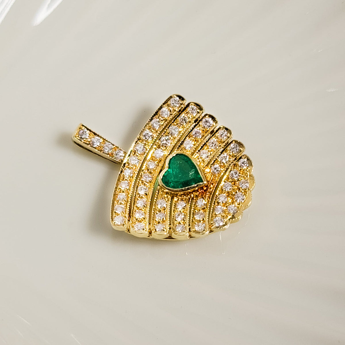 Goldanhänger mit Smaragd und Diamanten – Erlesene Schönheit - Honey Jewelry