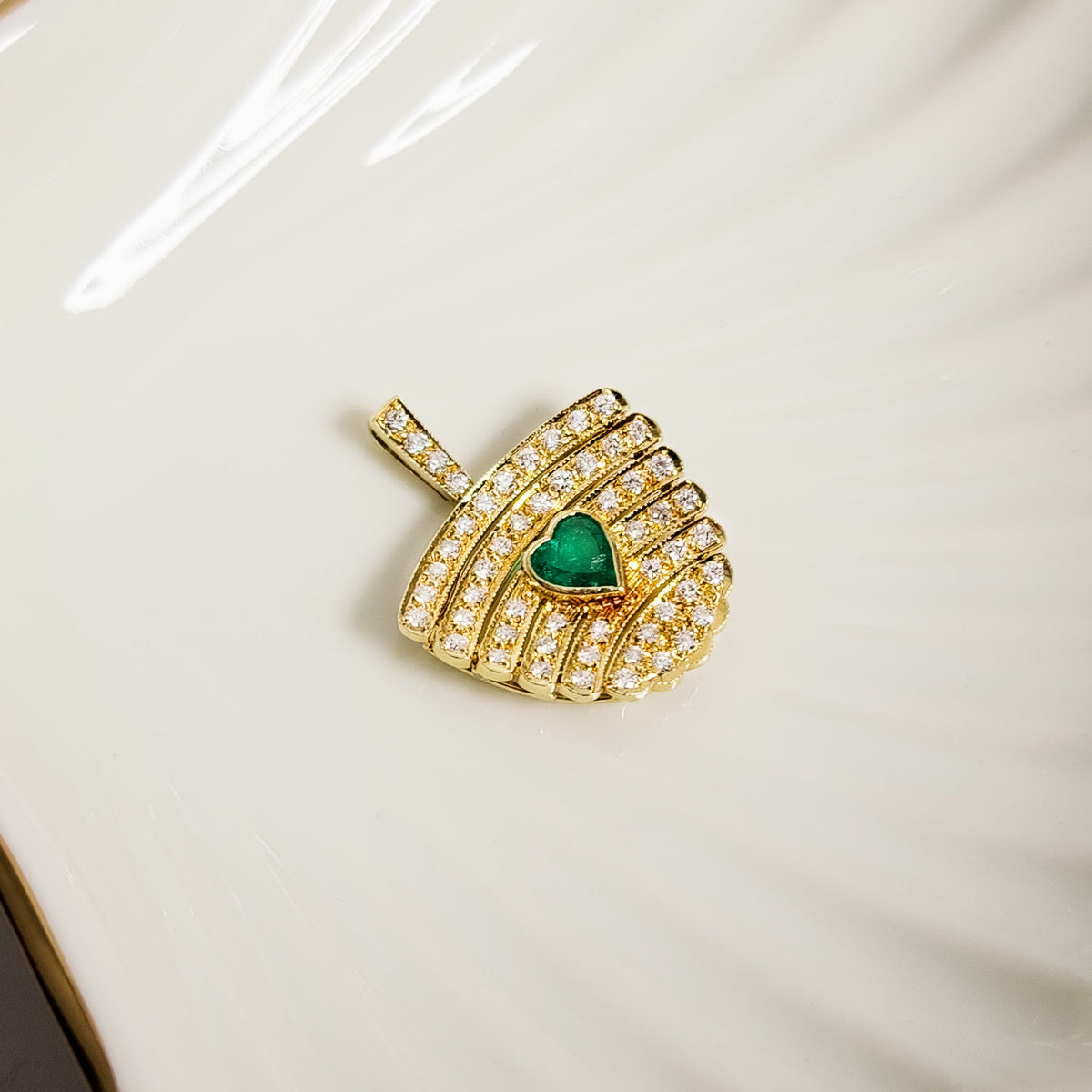 Goldanhänger mit Smaragd und Diamanten – Erlesene Schönheit - Honey Jewelry