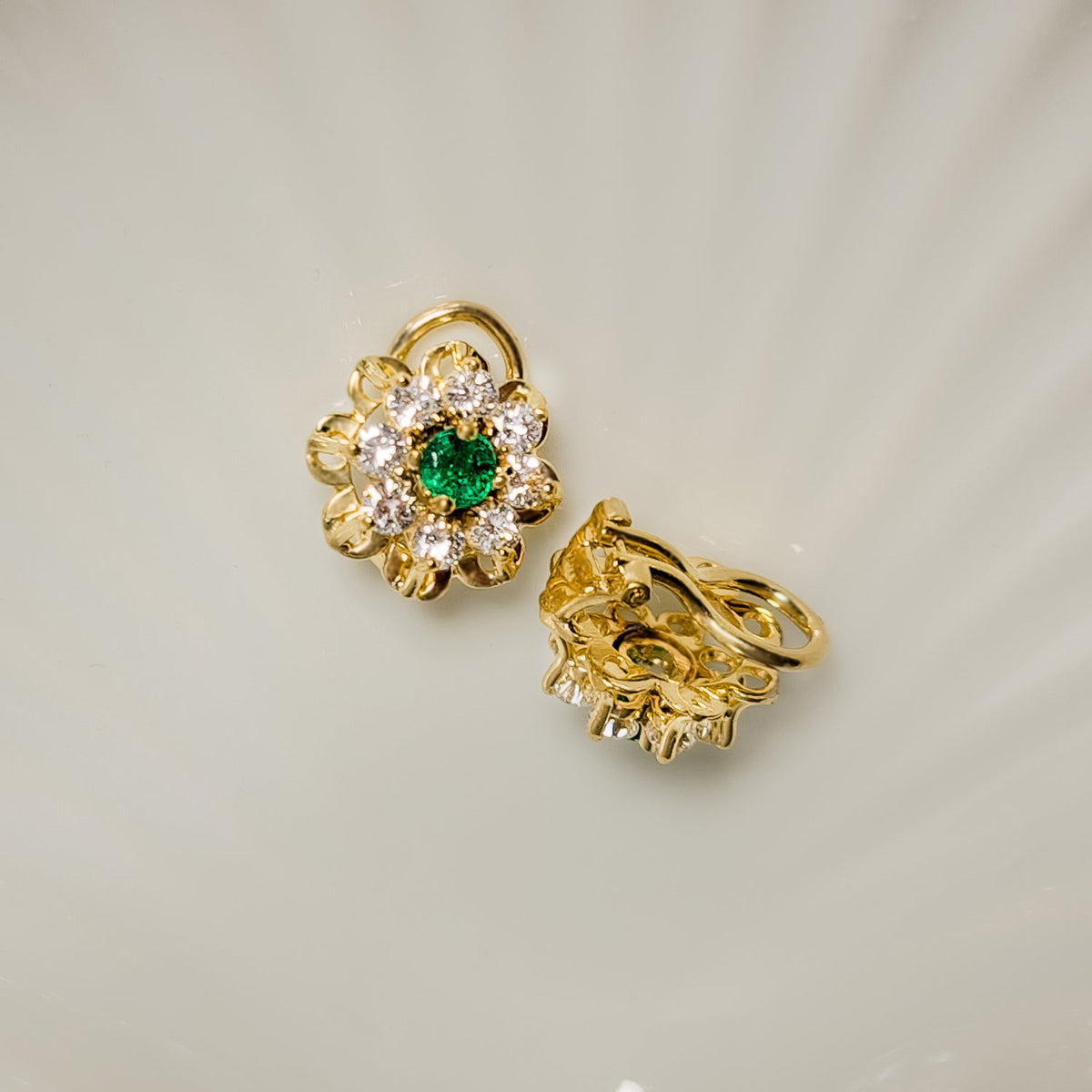 Goldohrringe mit Smaragden – Juwelengrün am Ohr - Honey Jewelry