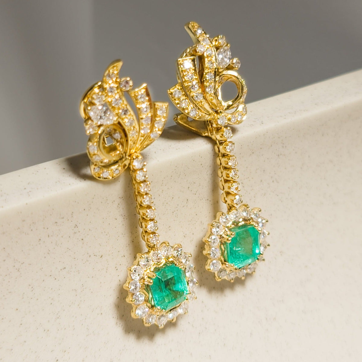 Goldohrringe mit Smaragden und Diamanten – Doppelt Funkelnd - Honey Jewelry