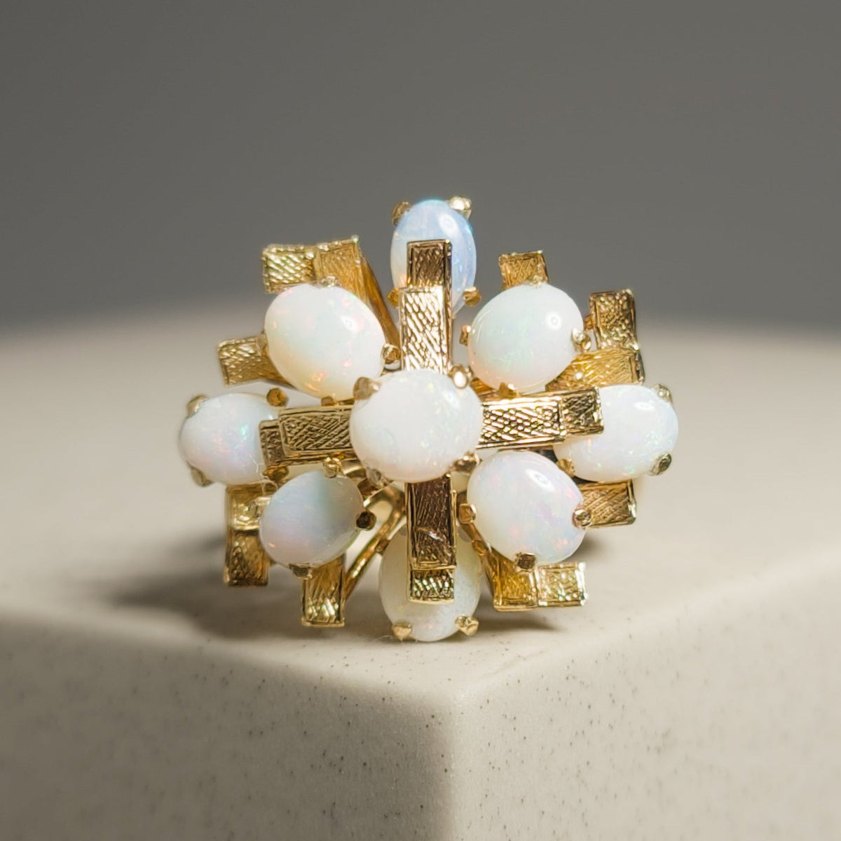 Goldring mit Opalen – Verträumte Eleganz - Honey Jewelry