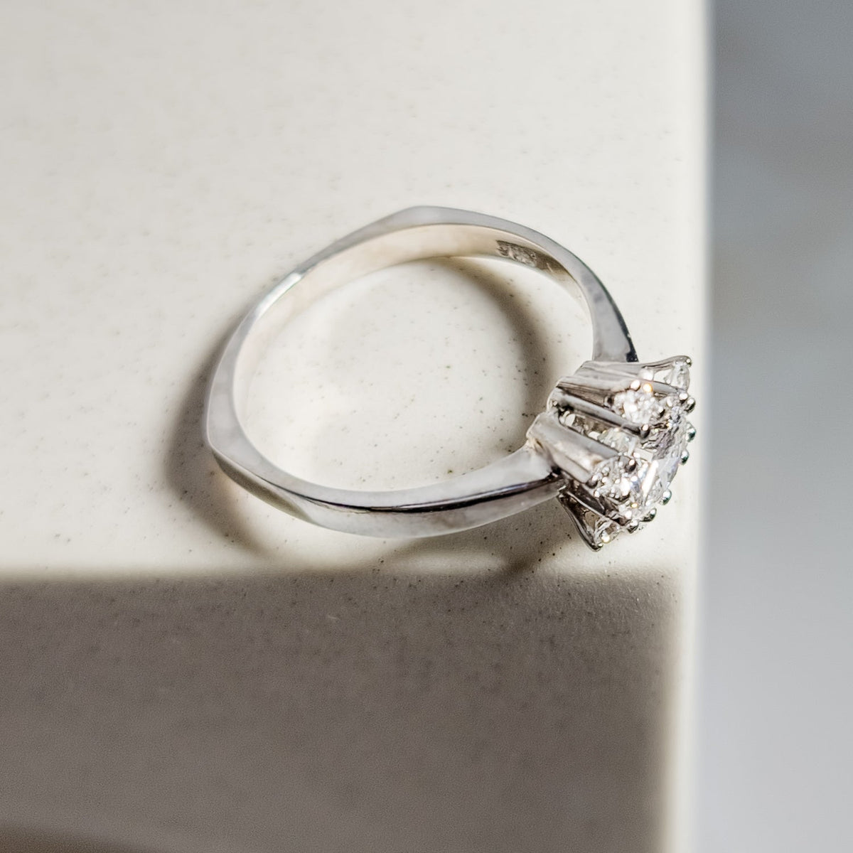 Goldring mit Solitär Brillant – Unvergängliche Eleganz - Honey Jewelry