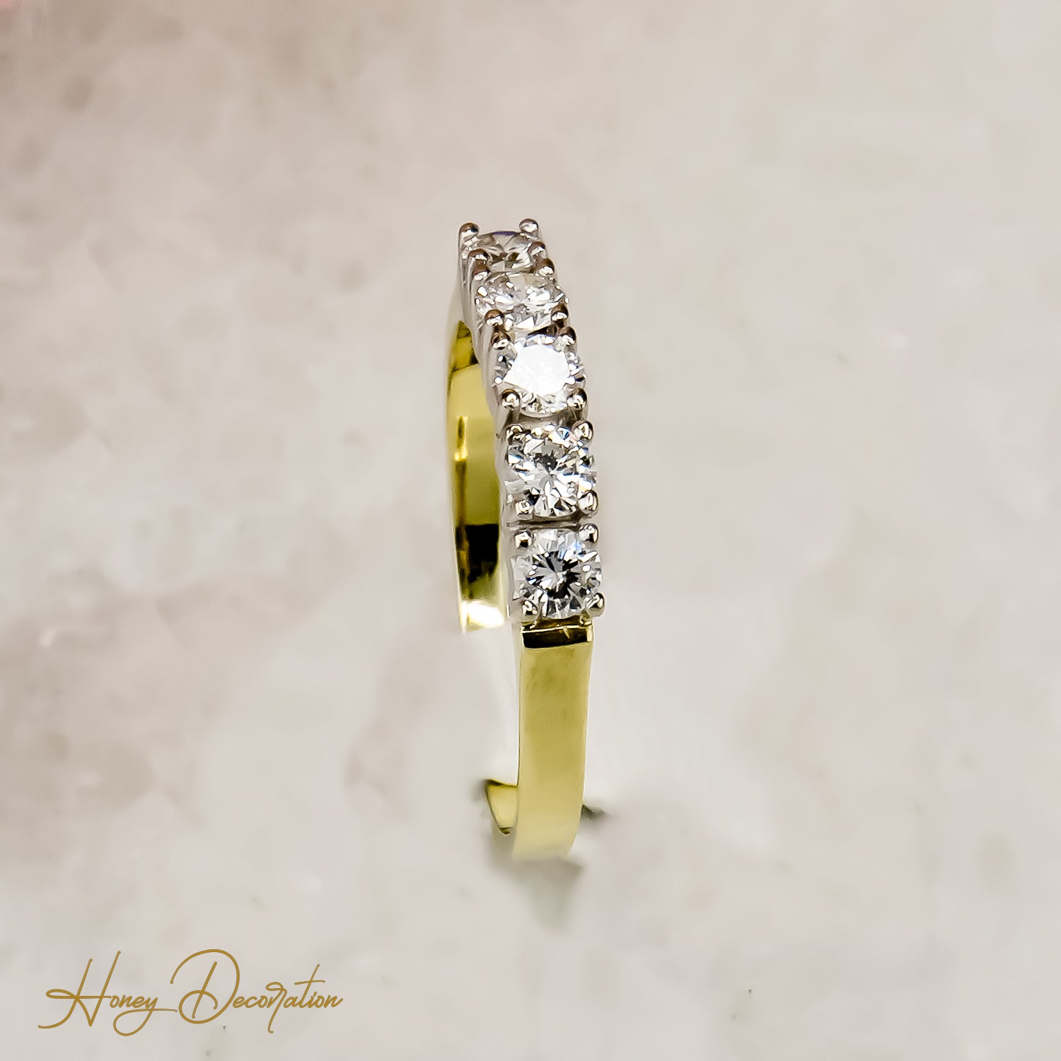 Magnificent semi-memory diamond ring made of 14 karat gold