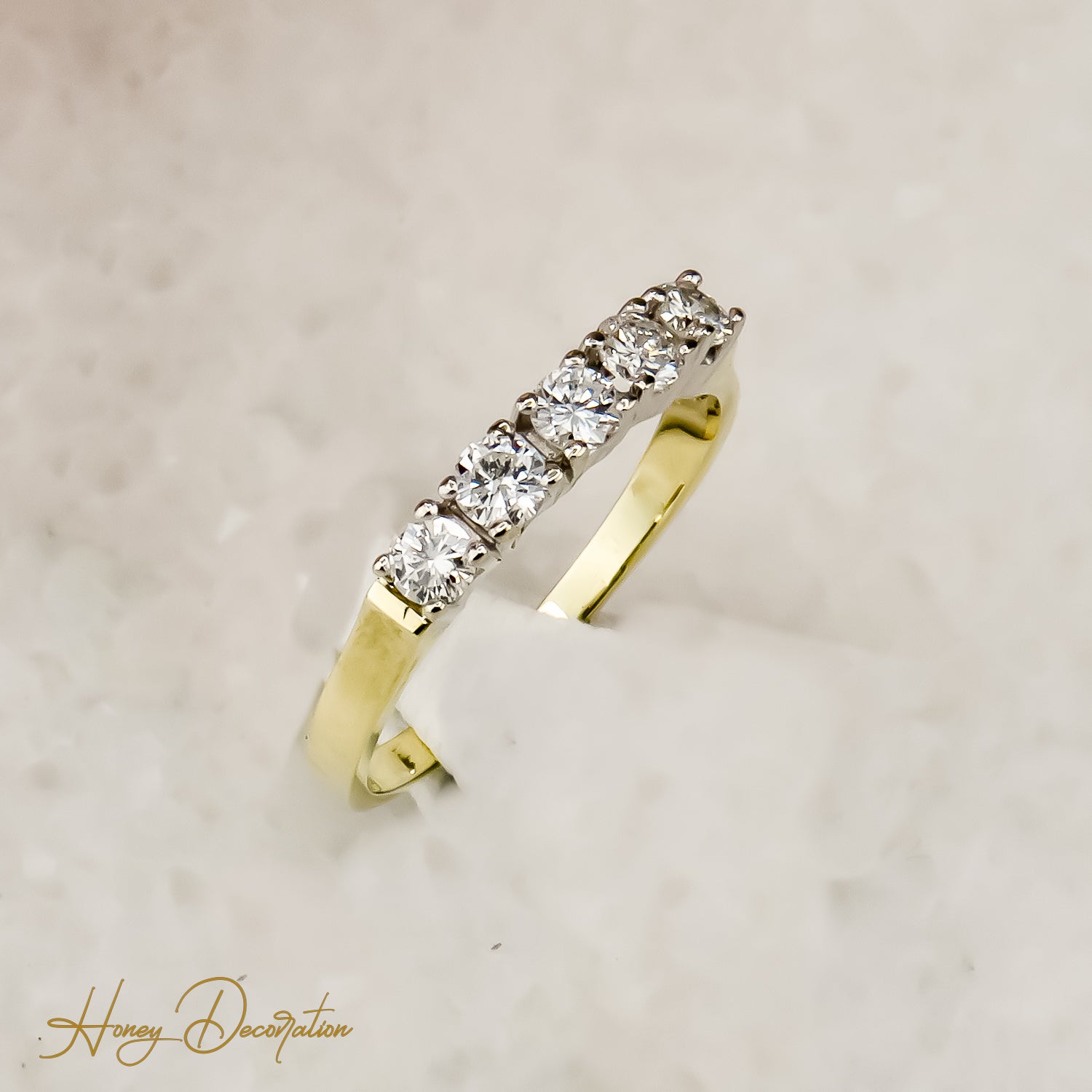 Magnificent semi-memory diamond ring made of 14 karat gold