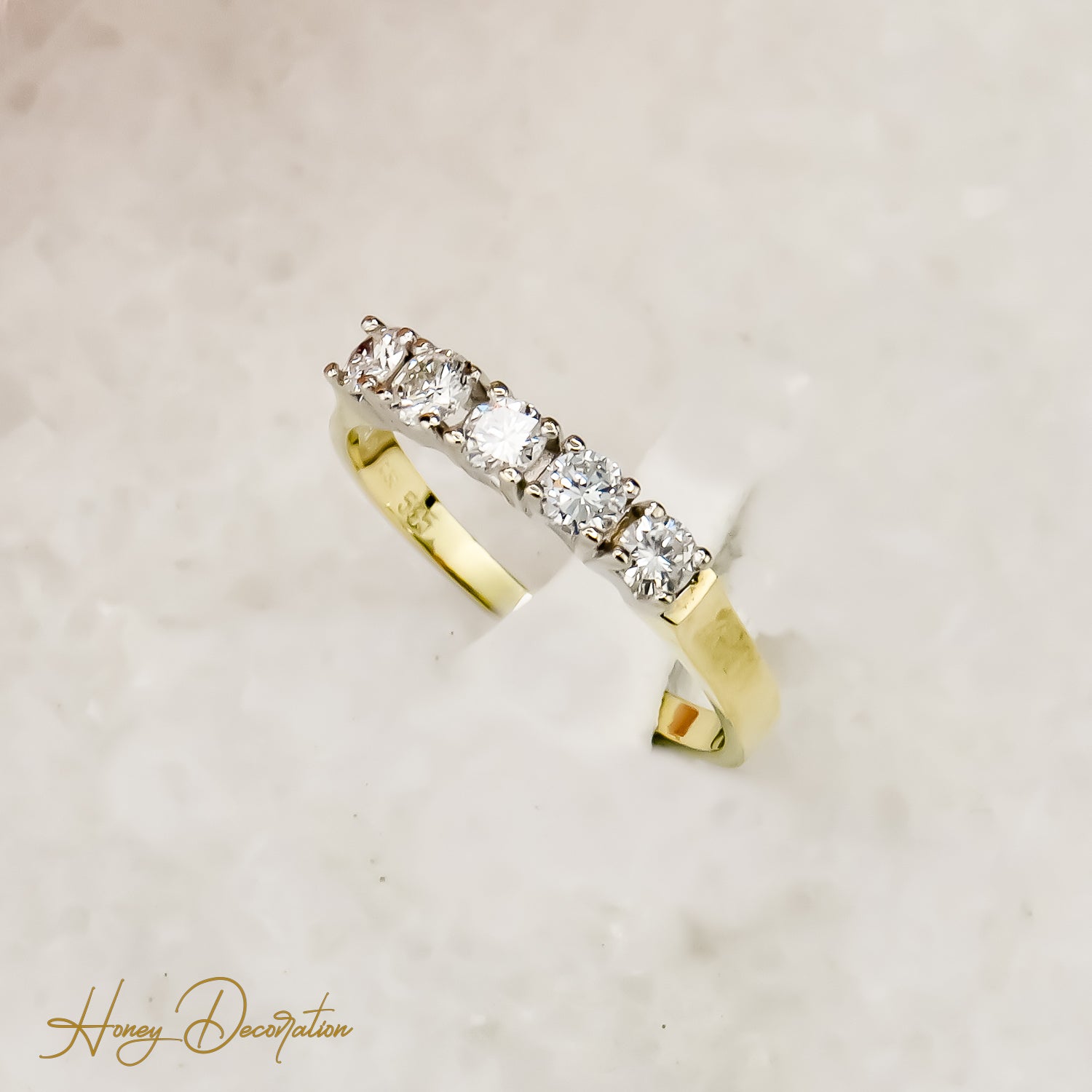 Magnificent semi-memory diamond ring made of 14 karat gold