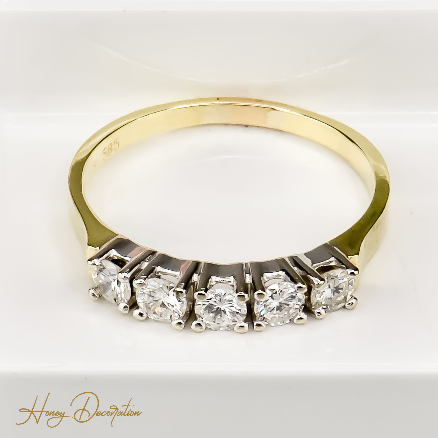 Magnificent semi-memory diamond ring made of 14 karat gold