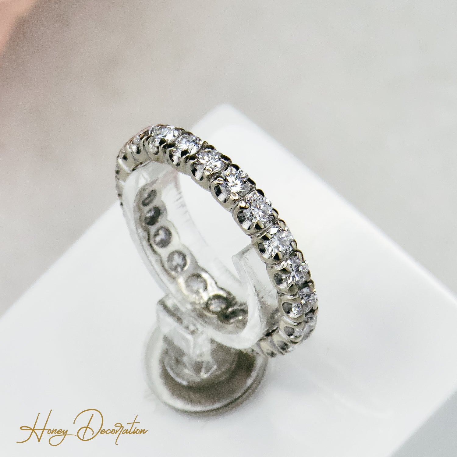 Memoire ring in 750 white gold, timeless beauty