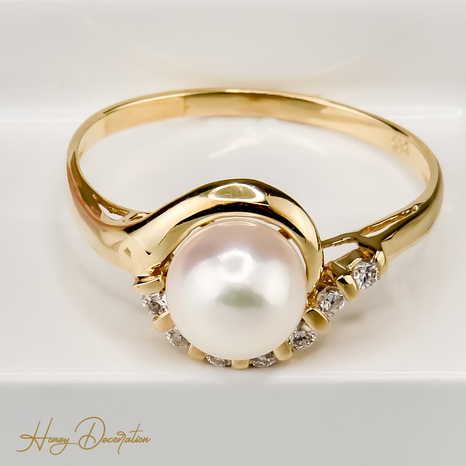 Pearl ring with brilliantly 14 karat gold - classic elegance