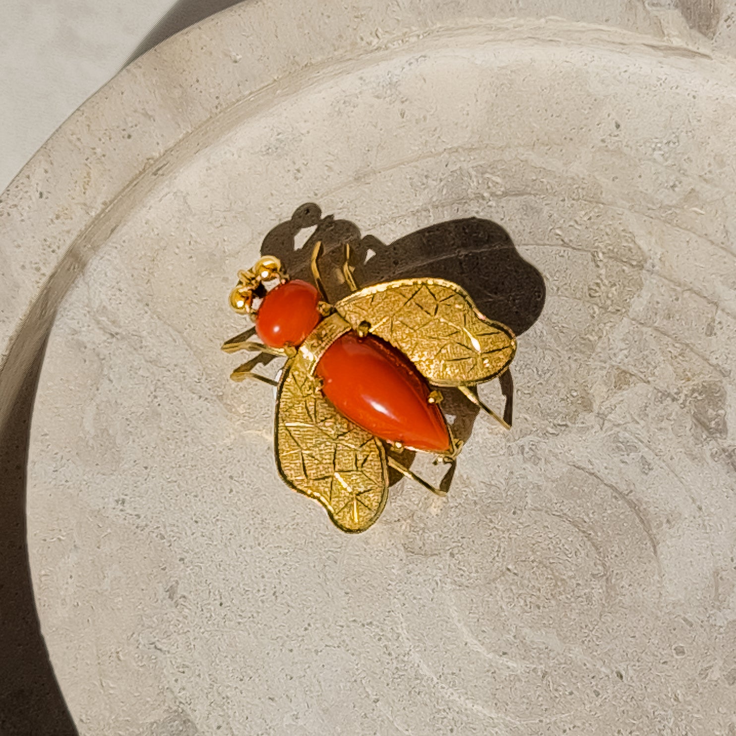 Magnificent bee trailer made of 18 karat gold with coral