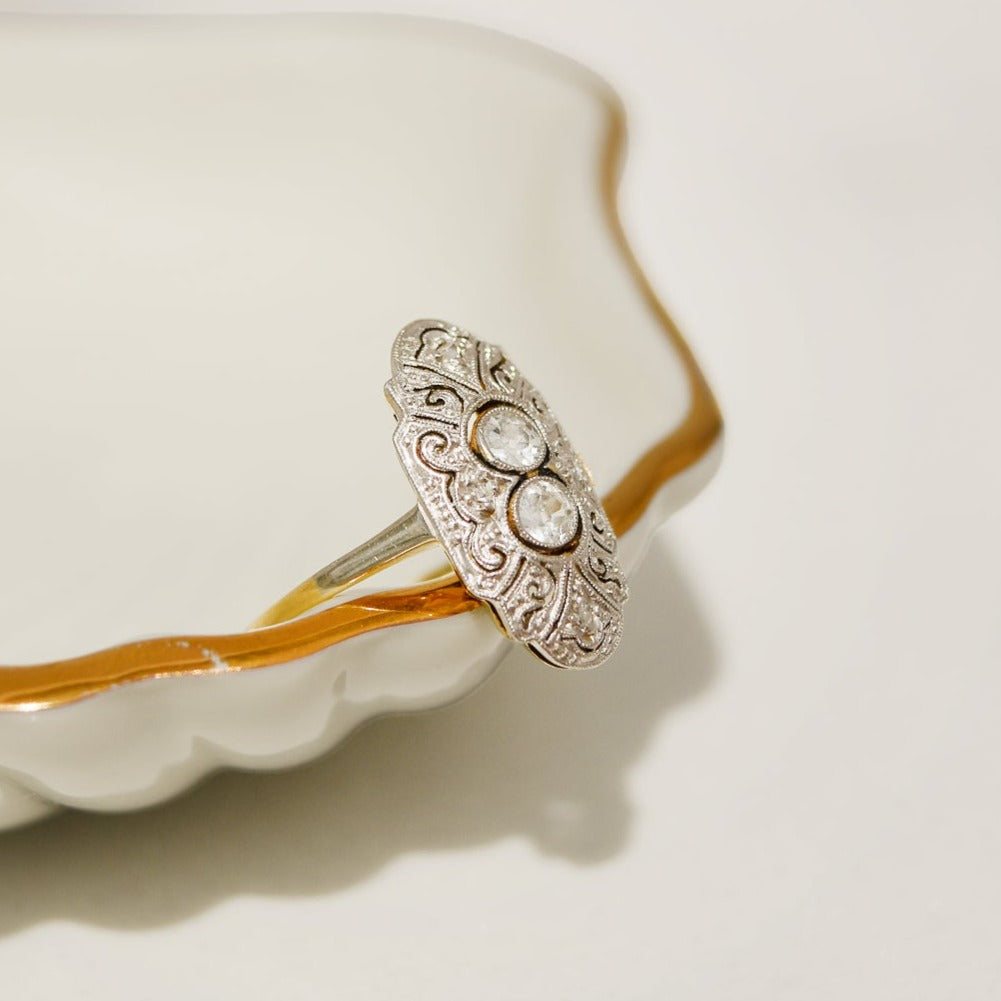585 gold ring with diamonds - classic and luxurious