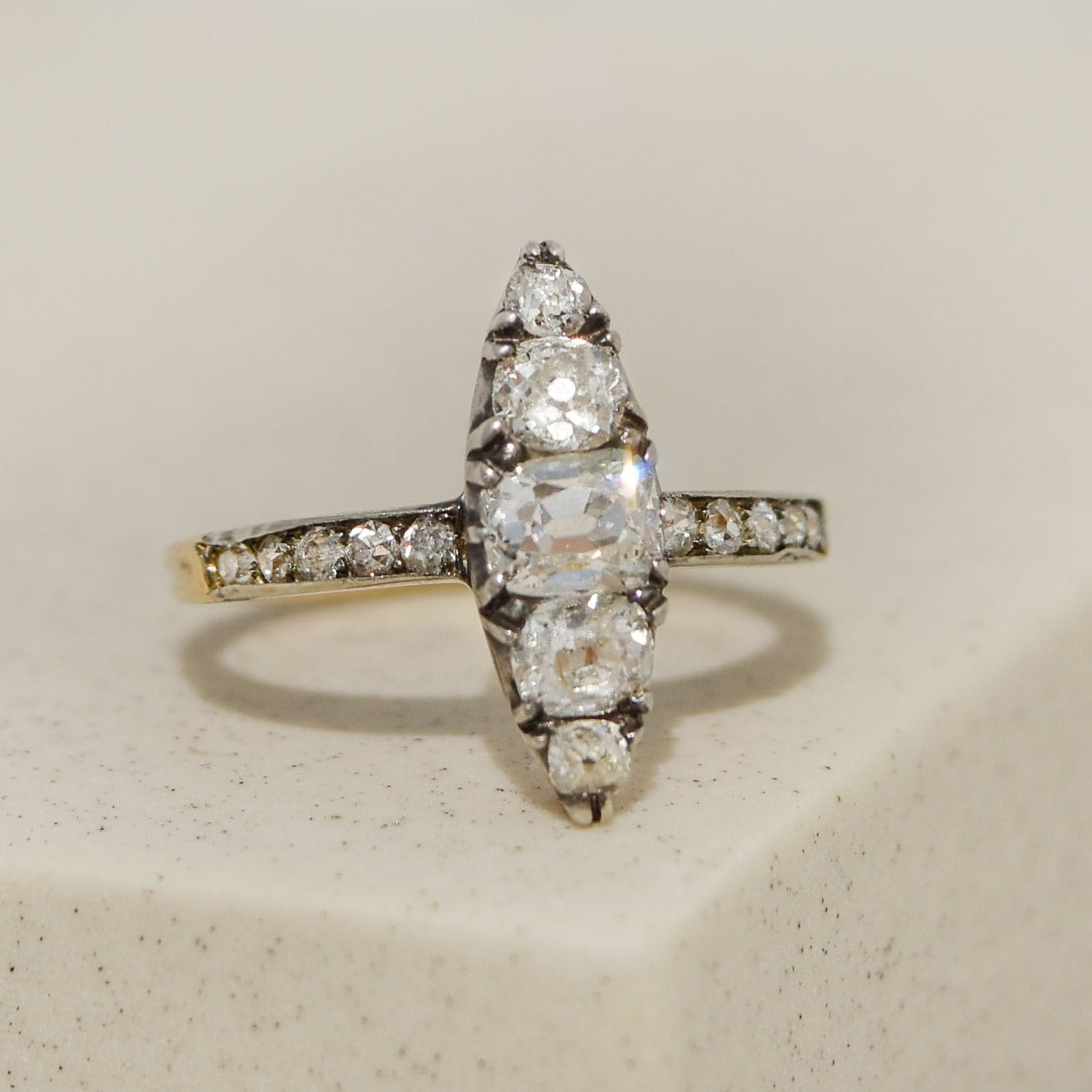 Traumhafter Antik-Goldring mit Diamanten – Prachtvoll Funkelnd