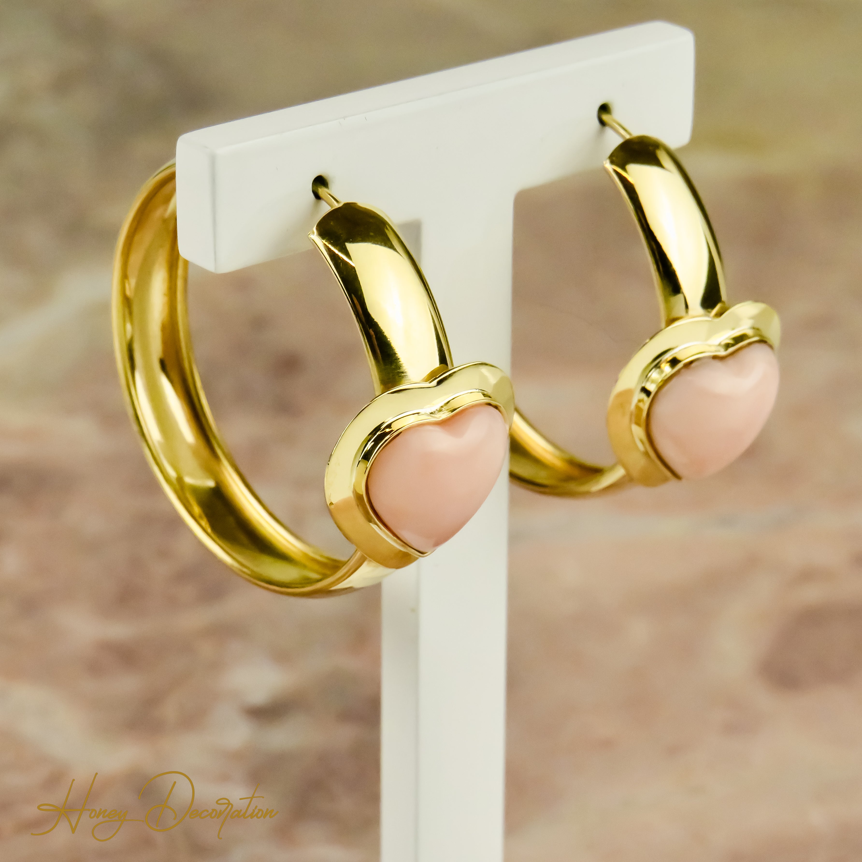 Striking creoles made of 18 karat gold with coral insert